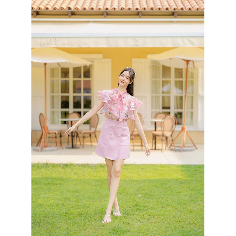 kudapy ชุดเซตเสื้อชีฟองสีชมพู แต่งลายดอก ดีเทลผูกโบว์ แมตช์กับกระโปรงทรงลุคเกาหลีสุดปัง