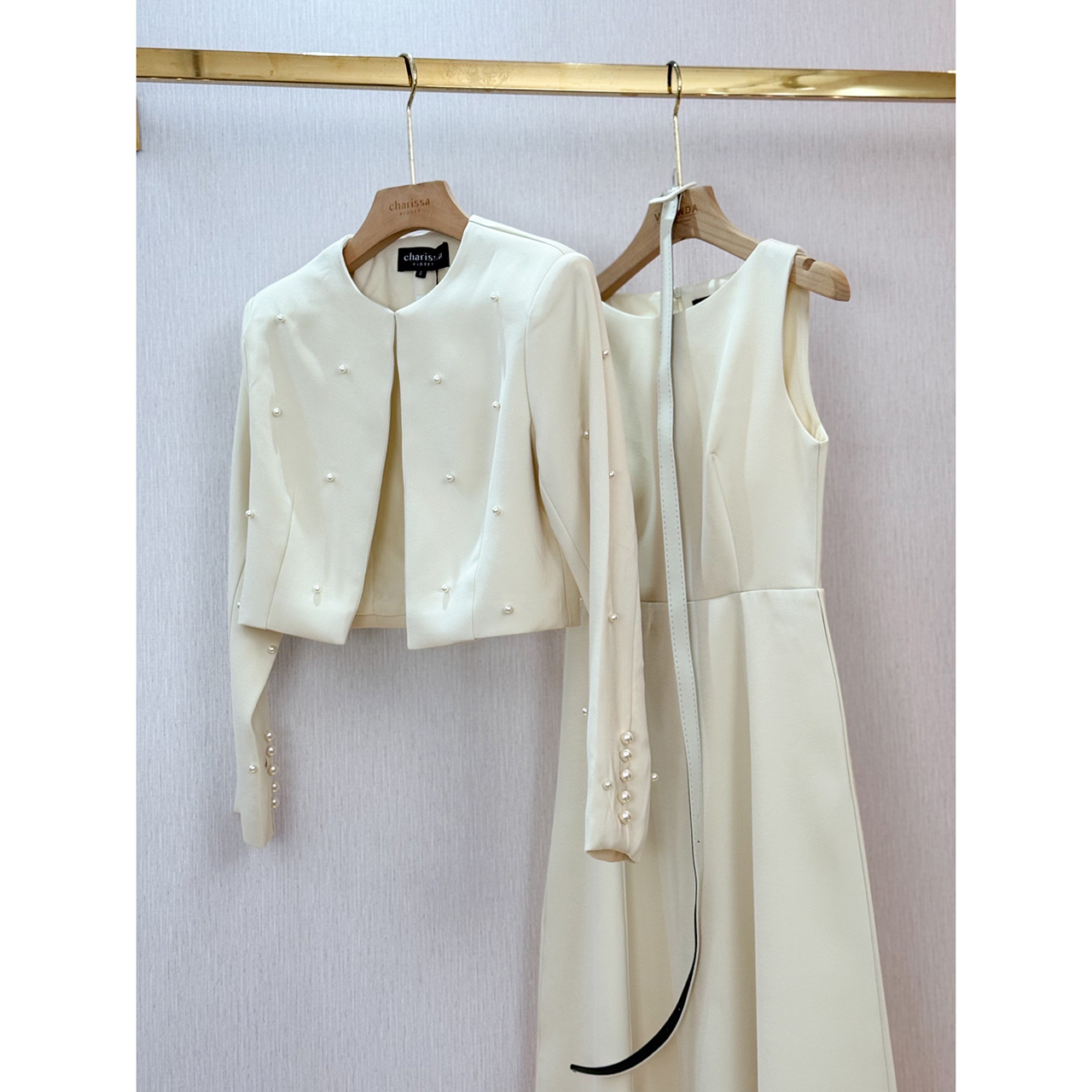 kudapy เซ็ท 3 ชิ้น เดรสออกมาให้เข้ารูปเอวสูง มีฟองน้ำในตัว ซิปด้านหลัง เสื้อครอปสวยหรูด้วยการตกแต่งไข่มุก มีตะขอติดเสื้อให้ ครอปมีรองบ่าบางๆ