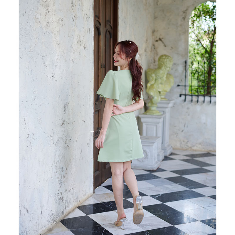 kudapy เดรสสีชมพู/เขียวมัทฉะ/ครีม เปรี้ยวอมหวานลุคสาวขี้เล่น ตัวเสื้อเป็นคอวีจับจีบเดรปที่อก ต่อลงมาเป็นกระโปรงทรงเอบานเล็กๆ แขนเสื้อเป็นทรง Bell พริ้วๆ