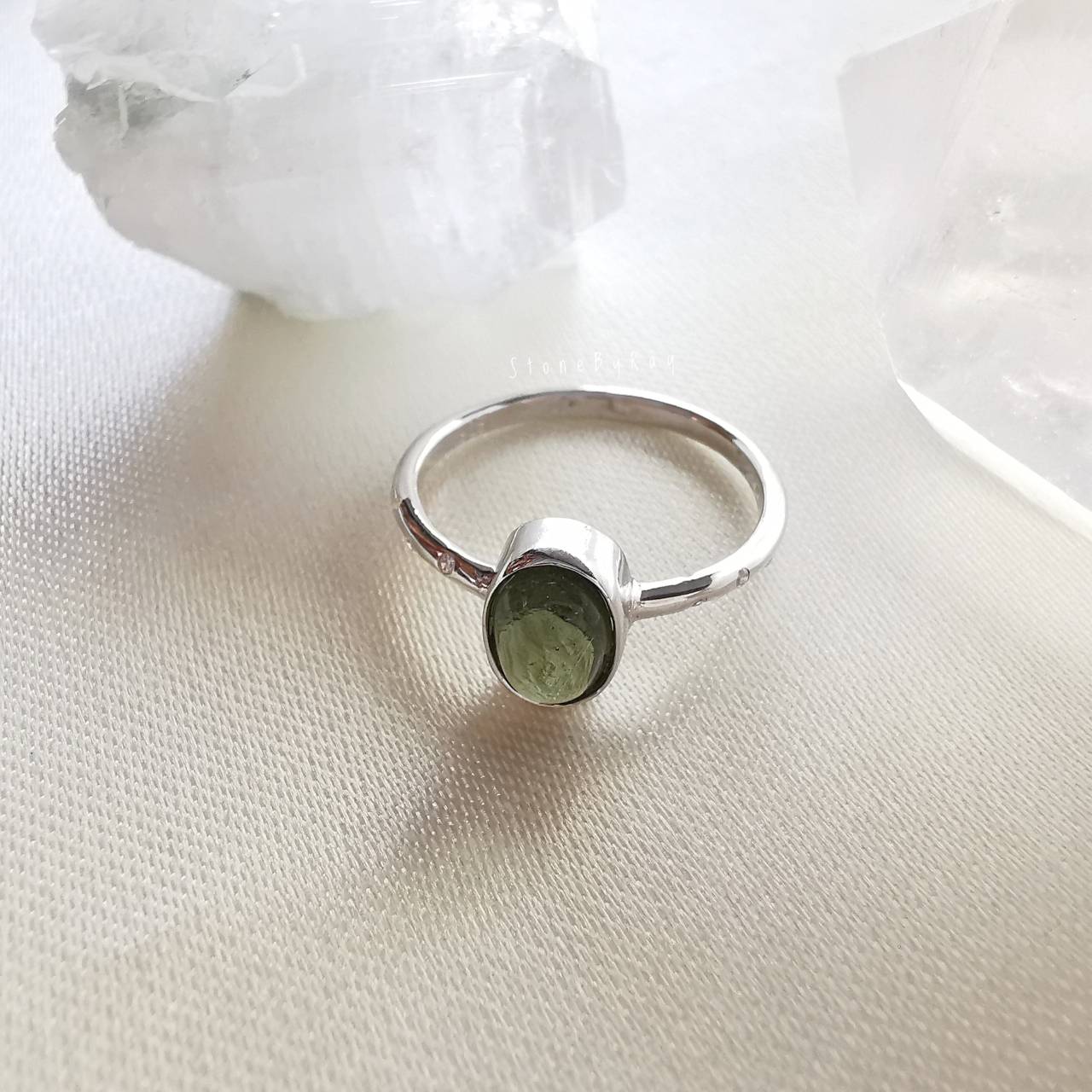 แหวนเงินสะเก็ดดาวโมดาไวต์(Moldavite)