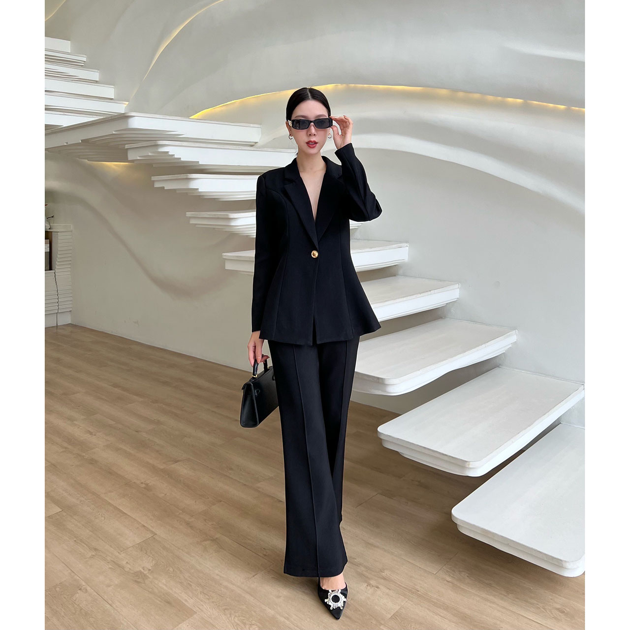 kudapy ชุดสูทมินิมอล วเสื้อสูทแต่งกระดุมทองด้วยหน้า 1 เม็ด เสริมฟองน้ำบางๆ นทรงสวย มีซับในทั้งตัว มาพร้อมกับกางเกงทรง Flare เย็บตีเกล็ดหน้า