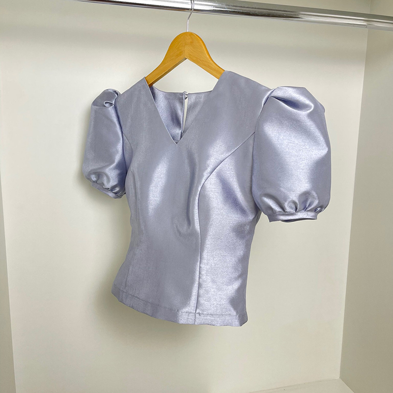 kudapy ชุดไทยผ้าไหมสีเทาสวยหรู จีบไหล่ยกตั้งขึ้น มีซิปซ่อนหลัง ตัดเย็บด้วยผ้าไหมอิตาลีอัดกาว มาพร้อมกับผ้าถุงไหมกวินตราทอเครื่อง ลายไทย