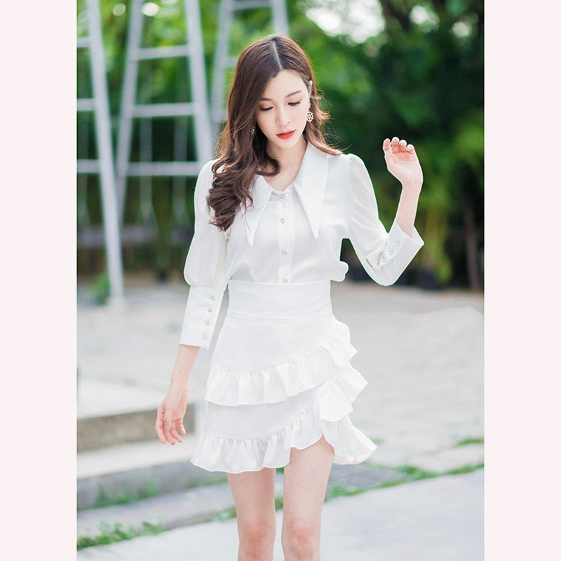 kudapy ชุดเซทเสื้อแขน3ส่วนสีขาว ดีไซน์เก๋ แต่งแขนพองนิดๆ ปลายแขนแต่งกระดุม มาพร้อมกระดุมด้านหน้าเปิดได้ทุกเม้ดค้า