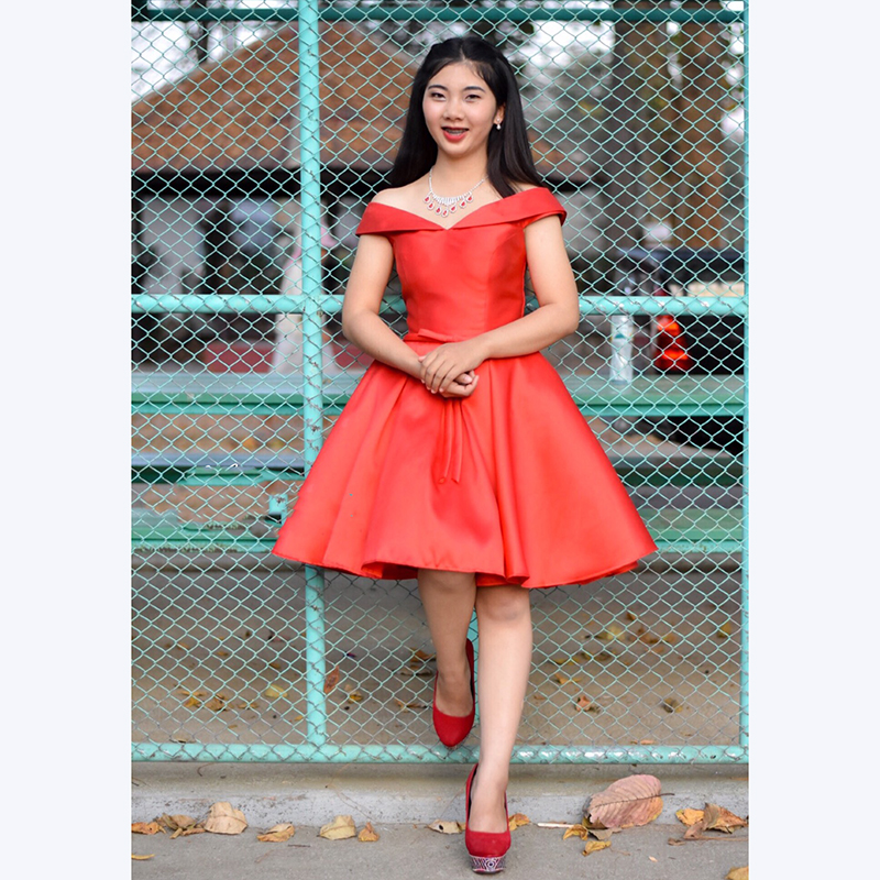 kudapy ชุดราตรีสั้นสีแดง แบบไหล่ปาด สไตล์วินเทจผ้าไหมดัชเชส กระโปรงทรงA แต่งโบว์ช่วงเอว (เชือกผูกหลัง)