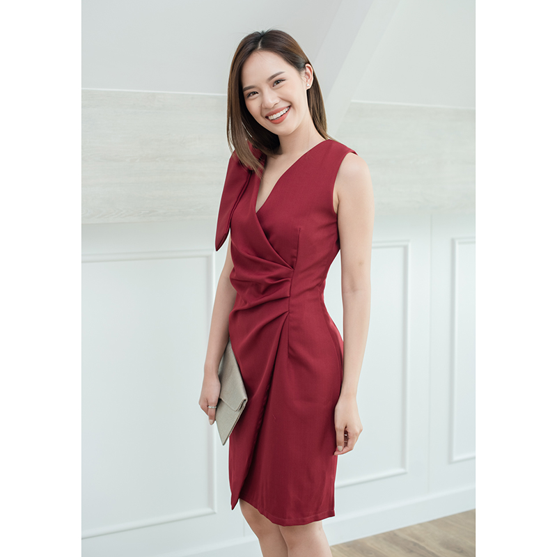 kudapy เดรสสั้นสีแดง ช่วงไหล่แต่งโบว์ใหญ่ที่ไหล่ จับเดรปที่เอว1 ด้าน ประโปรงป้ายด้านหน้า ตัวนี้เป็นป้ายหลอกๆ