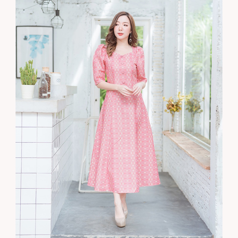 kudapy เดรสยาวผ้าไทยพิมพ์ลายสีแดง/สีชมพู/สีกรม คอเหลี่ยม หยักแขนตุ๊กตา ลายไทยทรงสวย