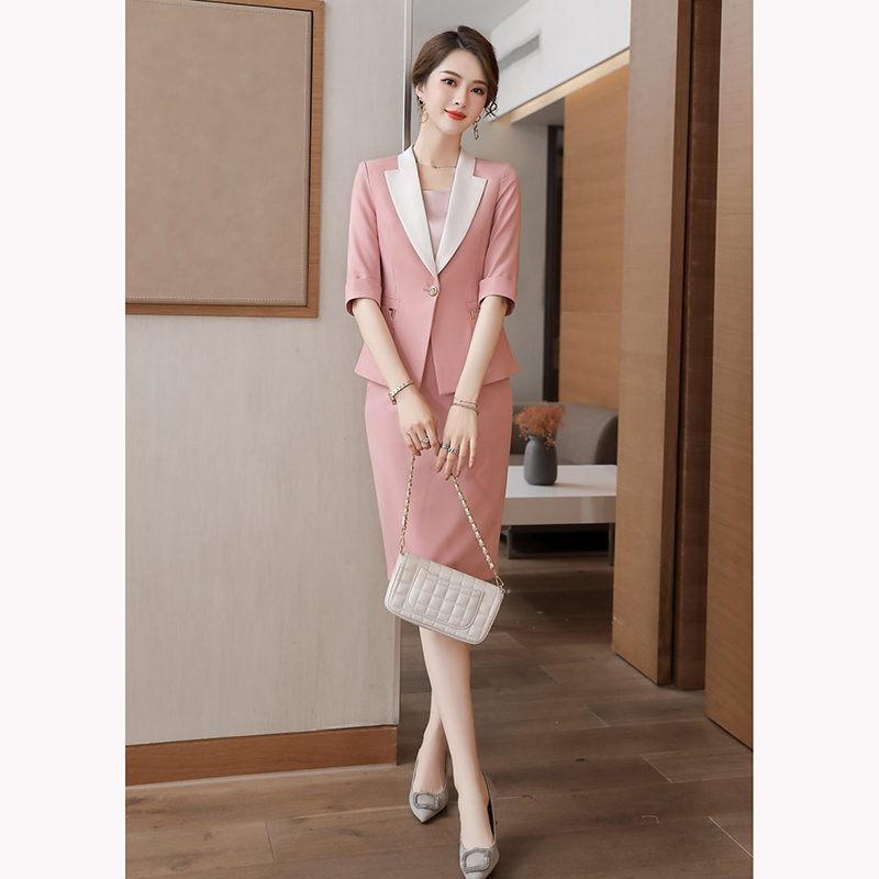 kudapy ชุดสูททำงานผู้หญิงสีดำ/สีชมพู ปกเบจแขนสามส่วนพร้อมกระโปรง จุดเด่นของชุดนี้คือการออกแบบให้กระชับเข้ารูปเป็นแขนสามส่วน