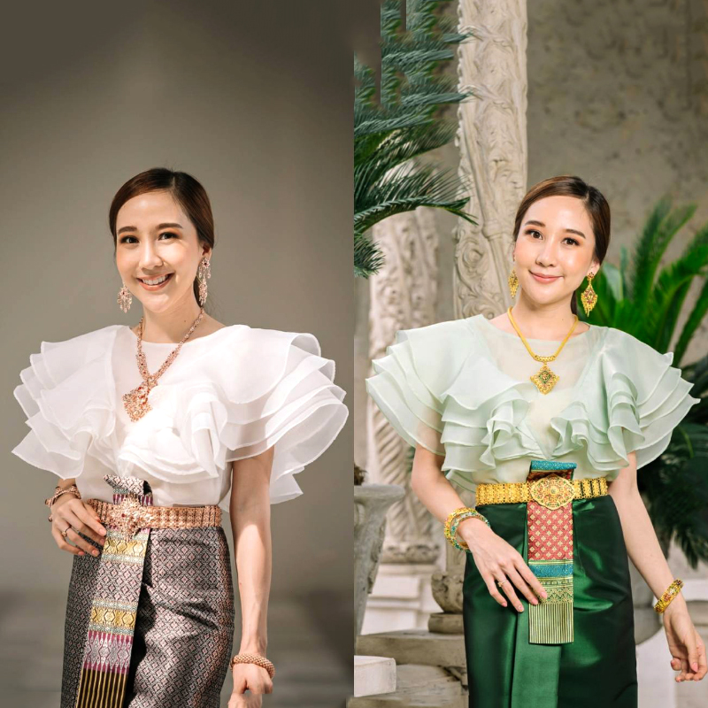 kudapy เสื้อไปงาน ผ้าแก้วคอปาดแคบสีขาว/สีเขียว แต่งระบายช่วงแขนเป็นทรงหน้าอก V Shape ระบาย 4 ชั้นสวยหรูมากๆค่ะรุ่นนี้