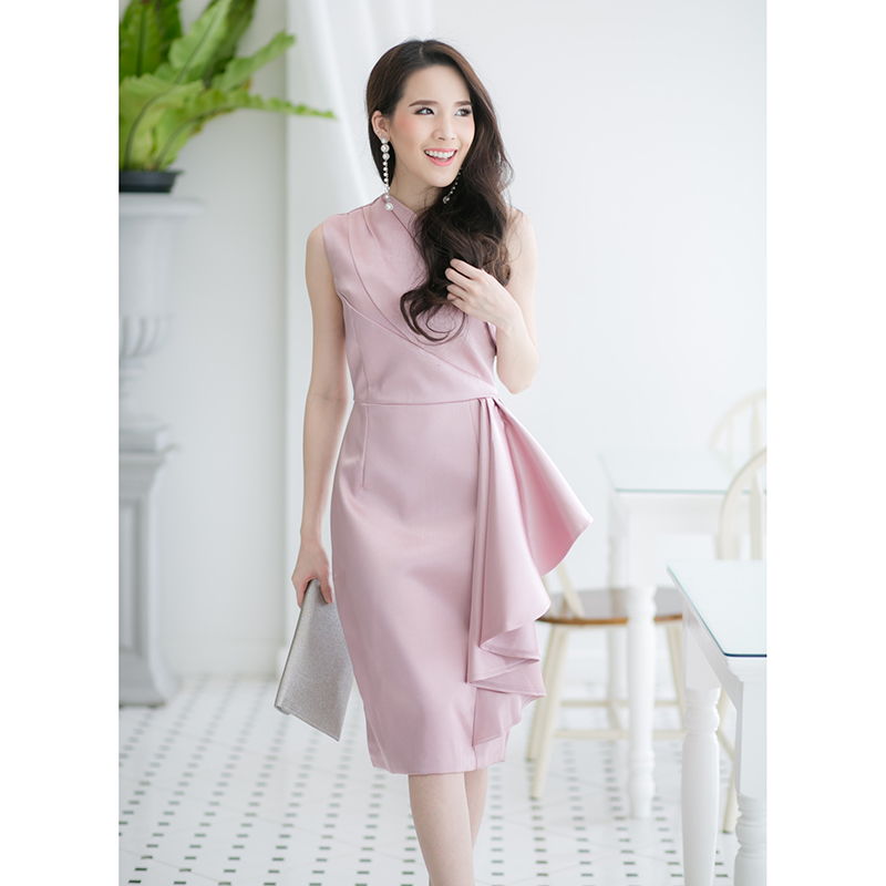 เดรสสั้นสีชมพูกลีบบัว จับจีบที่ไหล่ ช่วงกระโปรงแต่งผ้าเป็นเลเยอร์ด้านข้าง