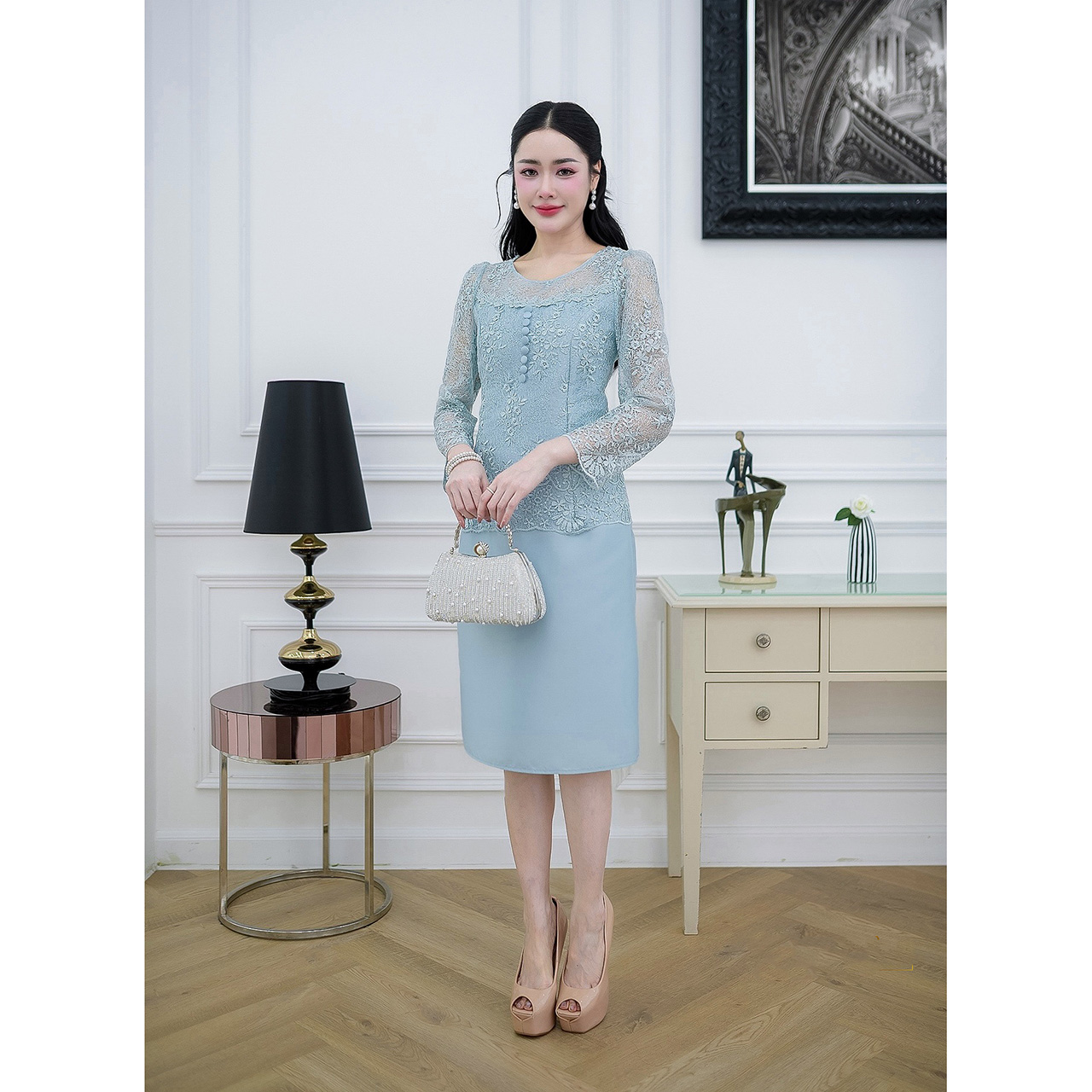 kudapy เดรสผ้าไหมแต่งลูกไม้ช่วงบนดีไซน์แขนยาวทรงสวยสุภาพ แต่งกระดุมด้านหน้าเรียงตัวสวย/เดรสผ้าไหมช่วงบนดีไซน์เย็บคลุมด้วยลูกไม้ซีทรูปักลายดอกไม้สวยหวาน