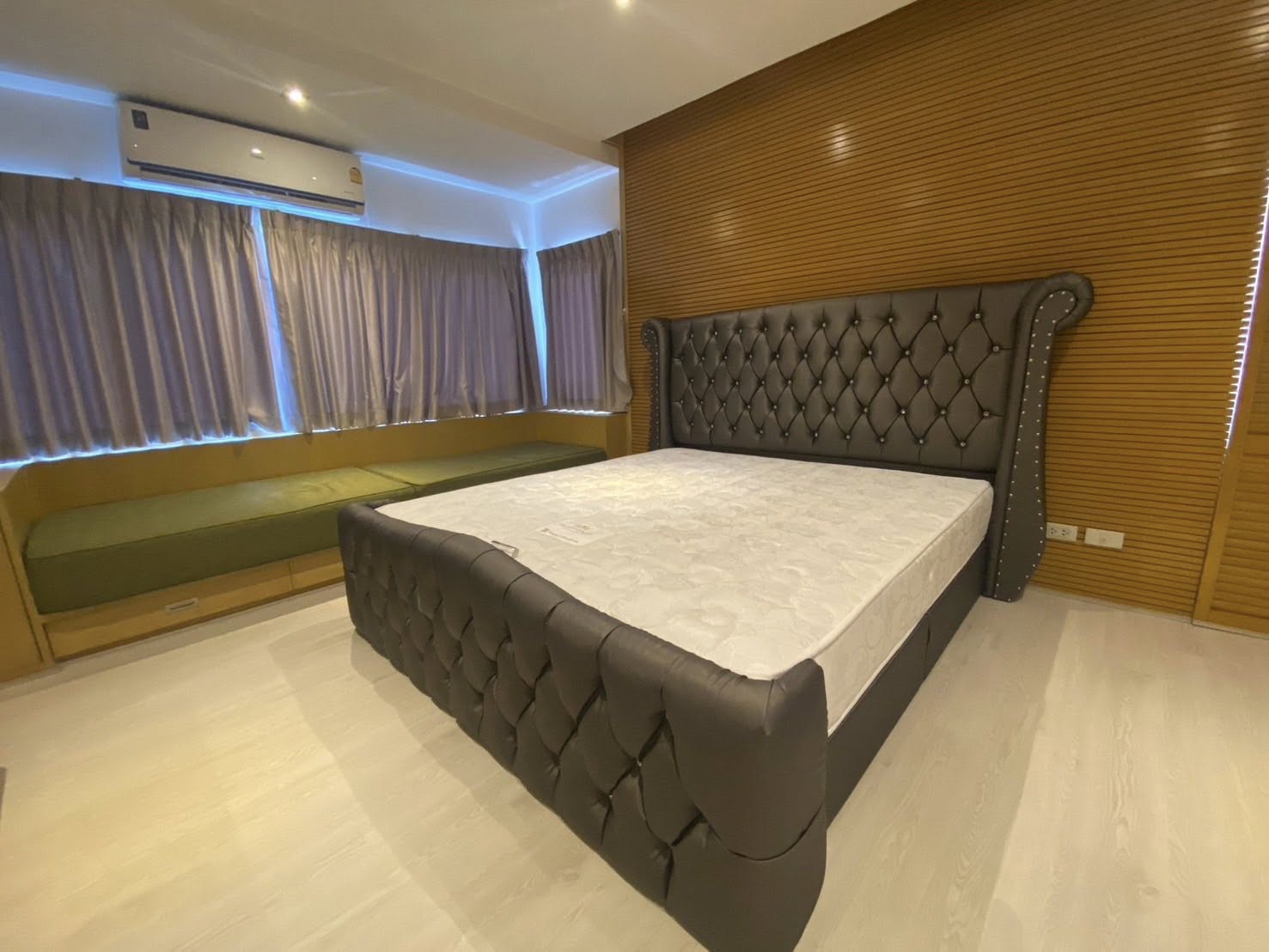 หมู่บ้าน Noble Tara Pattanakarn (โนเบิล ทารา พัฒนาการ) บ้านเดี่ยวขนาดใหญ่2ชั้นหลังมุม โซนพื้นที่ ARL MRT หัวหมาก ให้เช่าและขายห้อง เนื้อที่ 134 ตารางวา พื้นที่ใช้สอย 550 ตารางเมตร 5 ห้องนอน 6 ห้องน้ำ 1 ห้องนั่งเล่น