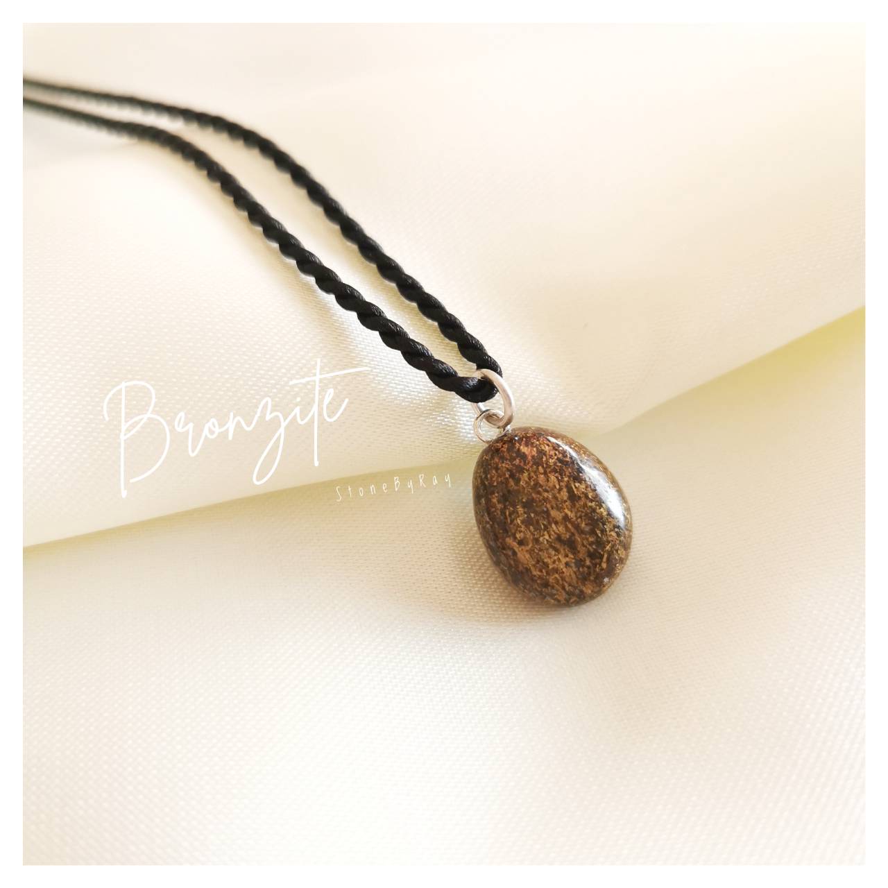 สร้อยคอเชือกจี้หินบรอนไซต์ Bronzite