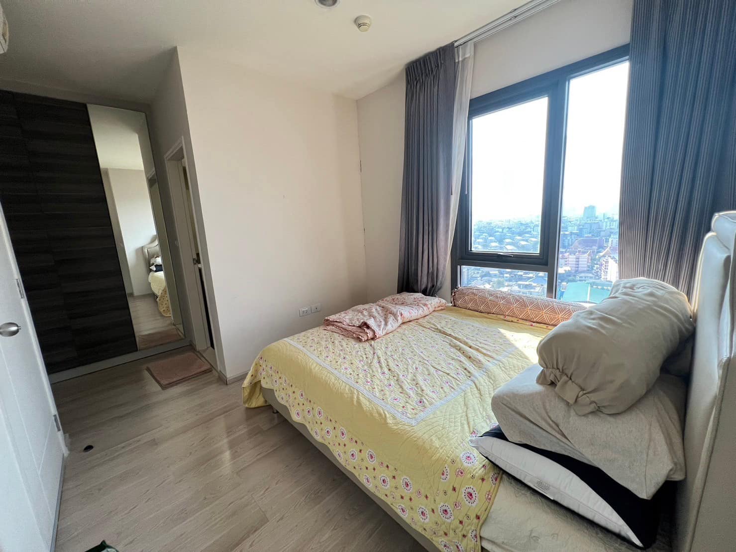 ให้เช่าคอนโด Centric Huai Khwang Station (เซ็นทริค ห้วยขวาง สเตชั่น) - Duplex2ชั้น 3ห้องนอน3ห้องน้ำจอดรถได้2คันห้องใหญ่ - การเดินทาง: ใกล้ MRTห้วยขวาง เพียง 120m