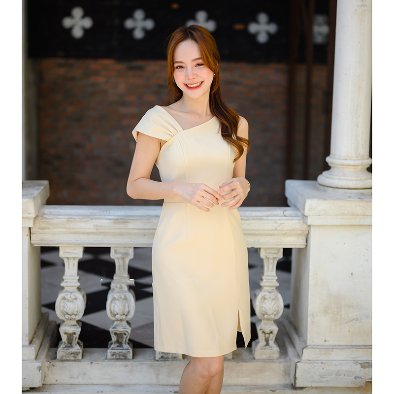 kudapy เดรสสั้นสีชมพู/สีครีม/สีเขียวมัทฉะ/สีแดง ดีไซน์ใหม่ของทางร้าน เก๋ๆ ชิคๆ ด้านนึงเป็นแขนกุดคอเฉียงลงมาที่อก แขนอีกข้างเป็นส่งกลีบบัวจับจีบนิดๆ