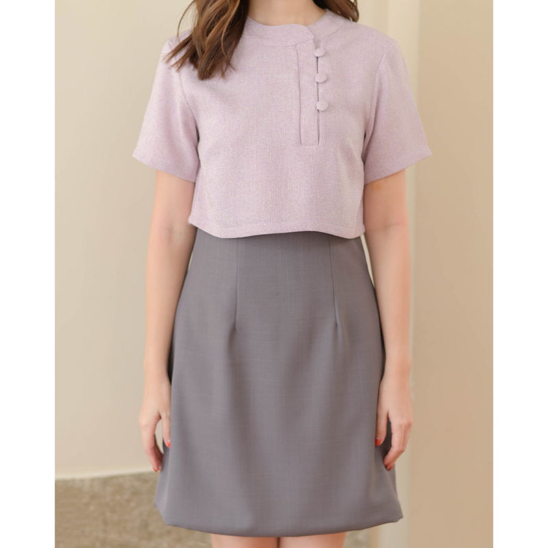 kudapy เดรสสั้นสีแดงเข้ม/สีม่วงลาเวนเดอร์ ทรงเอ ซิปหลังใส่ง่าย ตัวเสื้อผ้าชาแนล คอจีนติดกระดุมปั๊มสามารถแกะได้จริง ดีไซน์เย็บแยกชิ้นออกจากกระโปรง ดูภายนอกเหมือนใส่แยกชิ้นเก๋ๆ