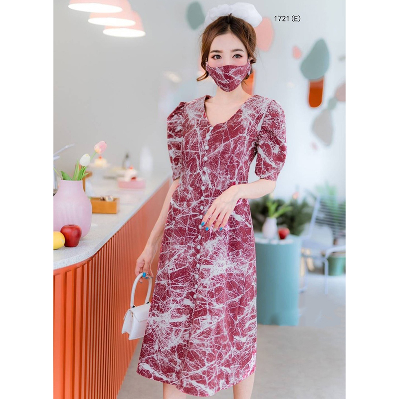kudapy เดรสยาวสีแดง/ชมพู ผ้าลายหินแตก+แมสปิดปาก+ยางมัดผมโดนัทผ้าแก้ว เดรสคอวี ทรงแขนพองนิดๆ