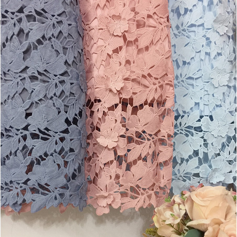 kudapy เดรสสั้นคลุมข่าวสีเทา สีชมพู สีฟ้า ดอกลอย 3 มิติ ช่วงบนแต่งผ้าซีทรูดูเซ็กซี่เบาๆ ทรงสวยดูดีดูแพง