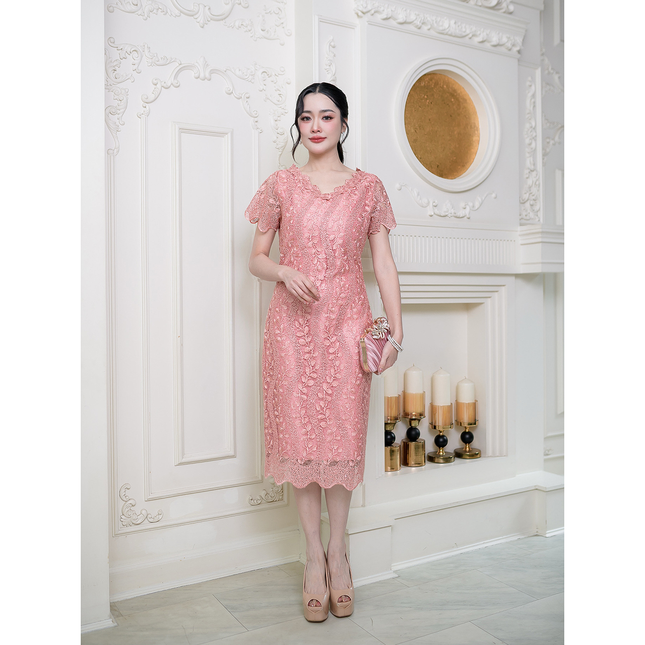 kudapy เดรสลูกไม้คอวีดอกไม้ ผ้าผสมเลื่อมสวยงาม รอบคอเราตกแต่งดอกไม้รอบคอ มีซับในทั้งชุด แต่งซิปหลัง