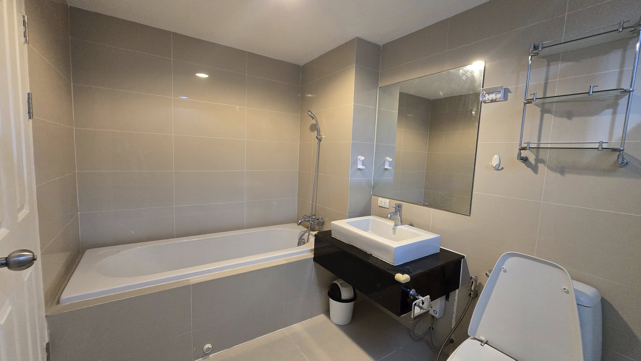 ให้เช่าคอนโด Belle Grand Rama 9 (เบลล์ แกรนด์ พระราม 9) High Rise โซนพื้นที่ MRT พระราม9 ห้องแบบ 3ห้องนอน 2ห้องน้ำ ขนาดห้อง 100 ตรม. ชั้น 19 ตึก B1