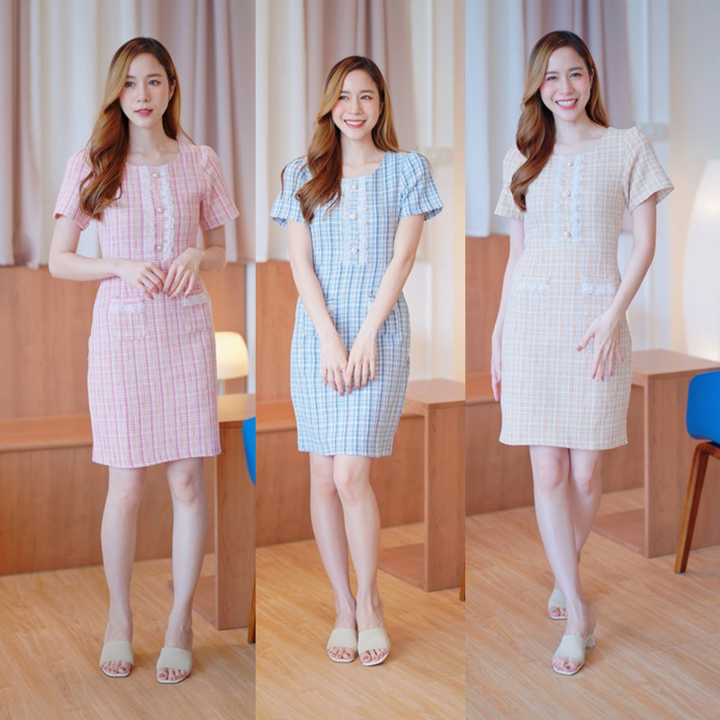 kudapy เดรสสั้นคอลึกสีครีม/สีชมพู/สีฟ้า ผ้าทอแต่งกระดุมมุกลายเส้นสวยดูดี