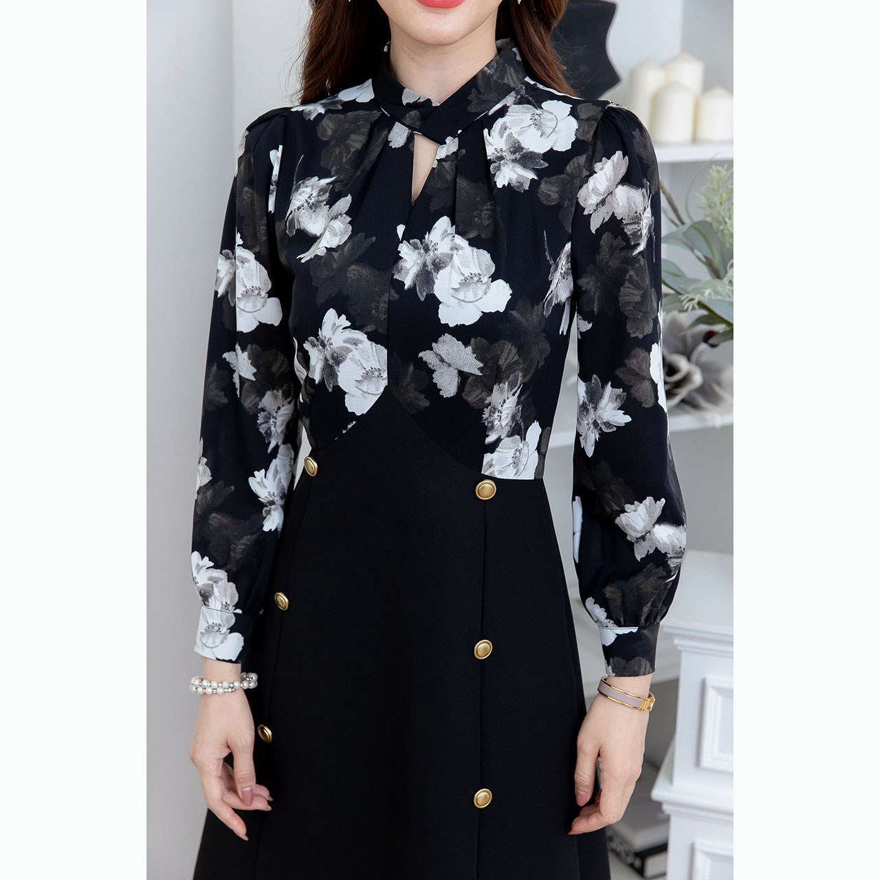 kudapy เดรสสั้นสีดำ/สีน้ำตาล คอไขว้สูง แขนยาว ทรงสวยหรู แพทเทิร์นดี เป็นผ้าลายดอกสวยตัดต่อผ้าพื้น สวยสุภาพ