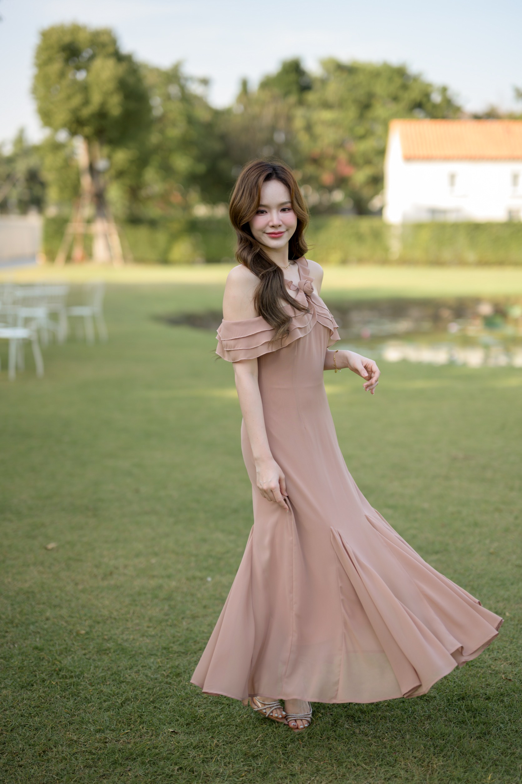 kudapy เดรสยาว ช่วงคอเป็นแบบคล้องคอทรง Vest ดูเซะซี่ ต่อระบายเลเยอร์ 3 ชั้นลงมาปิดแขนทั้ง 2 ข้าง ชายกระโปรงแต่งระบายพลิ้วสวย