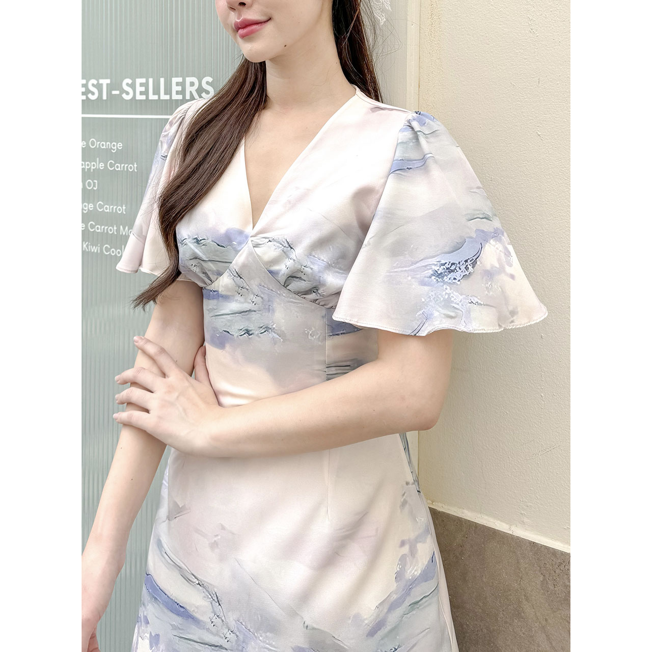 kudapy เดรสสั้นตัวเสื้อเป็นคอวีจับจีบเดรปที่อก ต่อลงมาเป็นกระโปรงทรงเอบานเล็กๆ แขนเสื้อเป็นทรง Bell ชุดมีซับใน ซิปซ่อนด้านหลัง