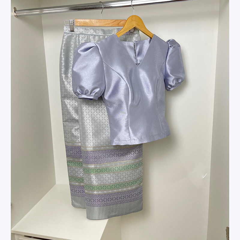 kudapy ชุดไทยผ้าไหมสีเทาสวยหรู จีบไหล่ยกตั้งขึ้น มีซิปซ่อนหลัง ตัดเย็บด้วยผ้าไหมอิตาลีอัดกาว มาพร้อมกับผ้าถุงไหมกวินตราทอเครื่อง ลายไทย