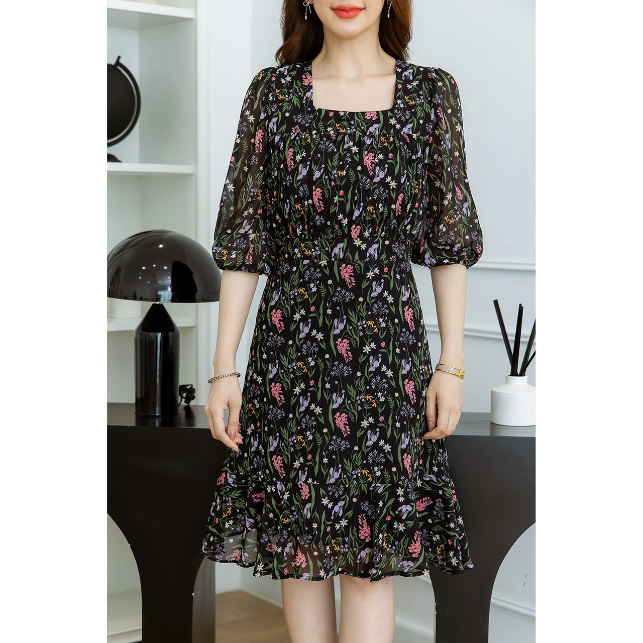 kudapy เดรสสั้นสีดำ/สีชมพู ชีฟอง คอเหลี่ยม มีดีเทลเย็บจั๊มซ้อนเป็นเลเยอร์ช่วงอก ชายกระโปรงเป็นระบายสวยกำลังดี แขนสามส่วนจั้มปลายแขน