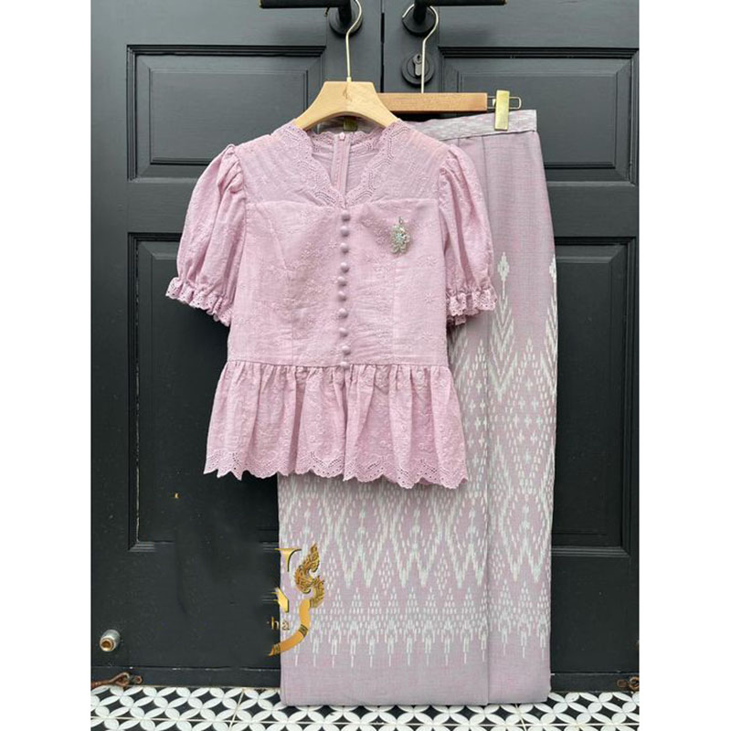 kudapy ชุดเซ็ทเสื้อผ้าคอตตอนปักลายดอกไม้เกรดพรีเมี่ยมซับอย่างดี + ผ้าถุงเย็บสำเร็จทอลายอัดกาว ตะขอซิปหลัง