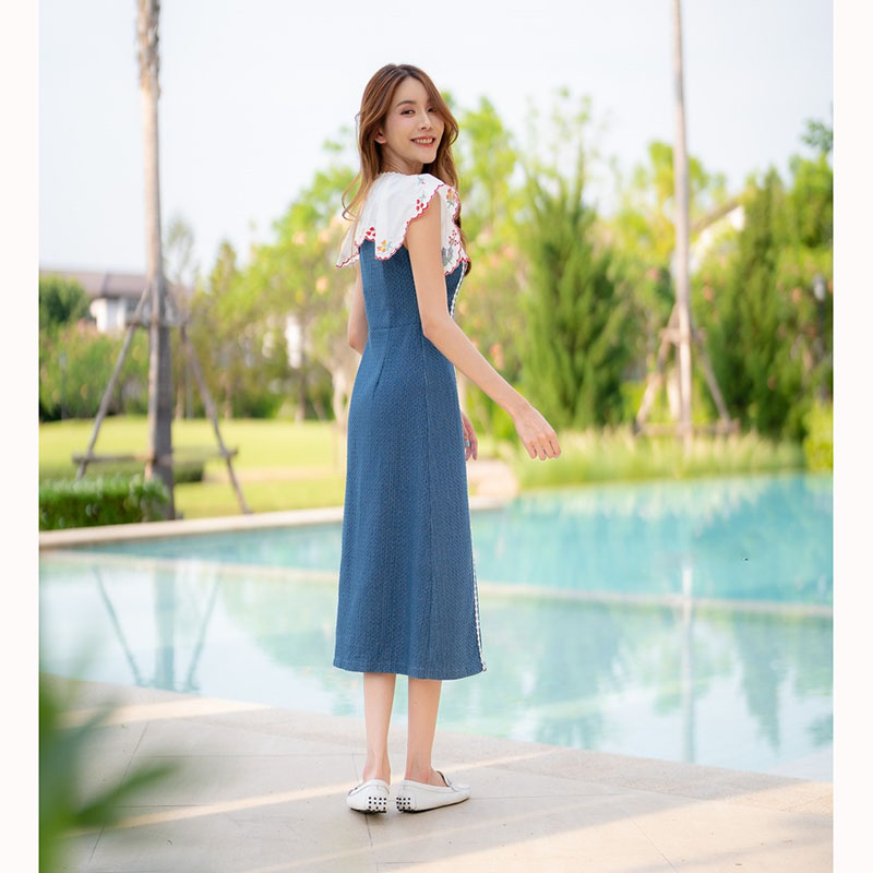 kudapy เดรสยาวสีฟ้า ผ้ายีนส์เนื้อผ้านิ่มใส่สบาย ทรงเข้ารูป ปกคอบัวดีเทลลายปักดอกไม้