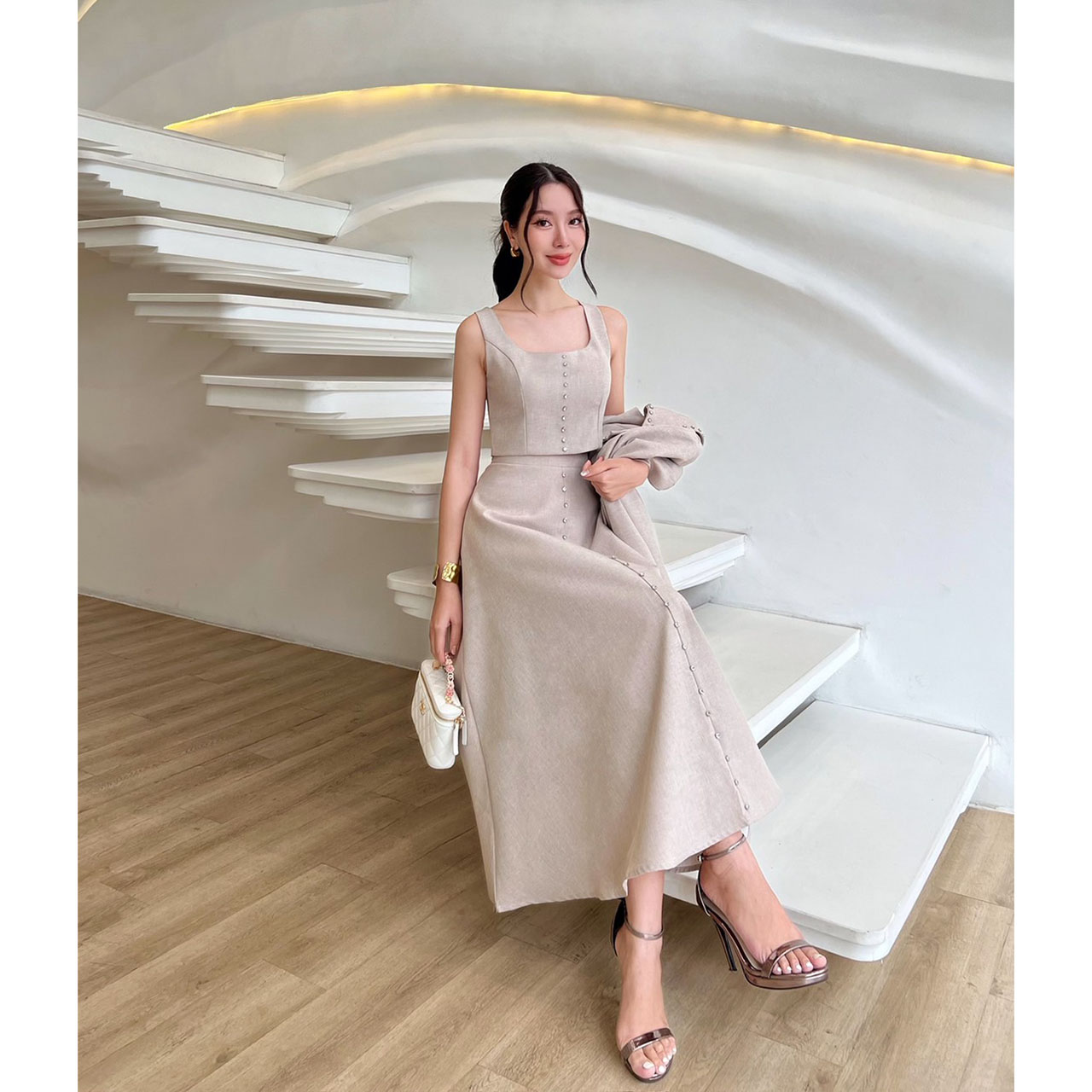 kudapy ชุดเซ็ท 3 ชิ้น เสื้อครอป+กระโปรงยาว+เสื้อคลุม ดีไซน์เกร๋มาก สวยตะโกน เสื้อคอปกตกแต่งด้วยเพชร กระดุมจริง มีซับในอย่างดี กระเป๋าจริงด้านหน้าทั้งสองข้าง