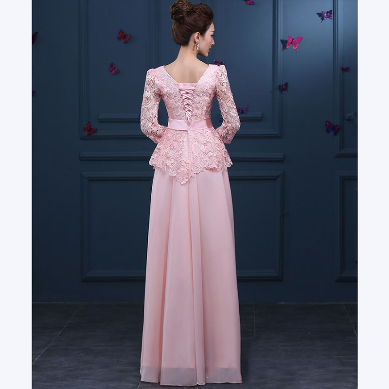 kudapy ชุดราตรียาวสีชมพูโอโรส ลูกไม้ฉลุ แต่งระบายช่วยพรางหน้าท้อง พร้อมเข็มกลัดดอกไม้ช่วงเอว