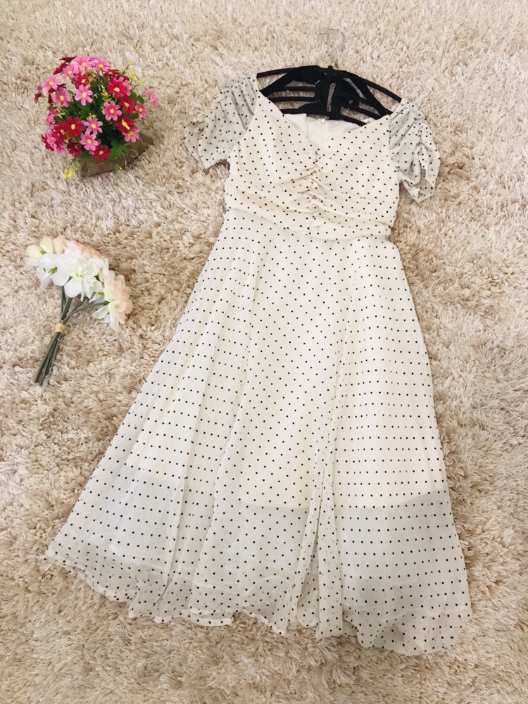 ชุดเดรสยาวคลุมเข่าสีครีม ผ้าชีฟองเนื้อดี พิมพ์ลายจุดสีดำเล็กๆๆ XL