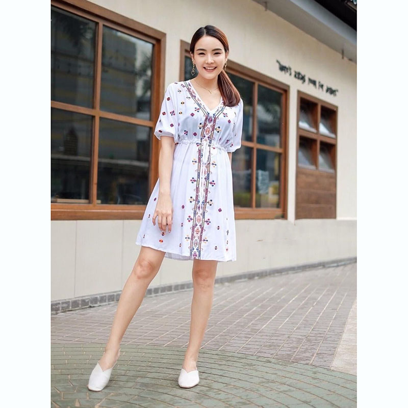 kudapy เดรสสั้นสีขาว/สีกรม โบโฮลายปักดอกไม้สีสดใส รูดเอวเข้ารูป ผ้าดีมากก ทิ้งตัว