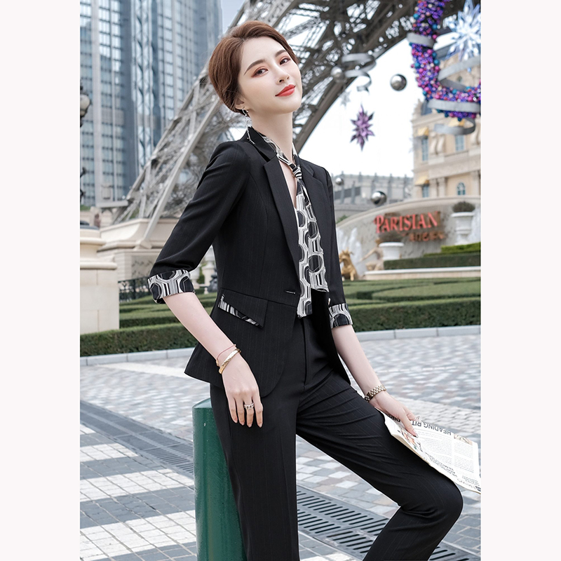 kudapy ชุดสูททำงานผู้หญิงสีดำ/สีเหลือง/สีฟ้า แขนห้าส่วนพร้อมกางเกง จุดเด่นของชุดนี้คือการออกแบบให้กระชับเข้ารูปเป็นแขนห้าส่วนปลายแขนแต่งด้วยลาย