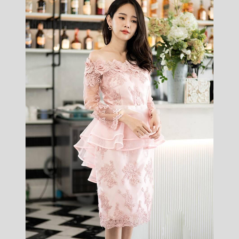 kudapy เดรสสั้นไปงานสีชมพู เดรสปาดไหล่ติดดอกลูกไม้รอบไหล่ เดรสเปิดไหล่ แต่งระบายเอวหน้าสั้นหลังยาว