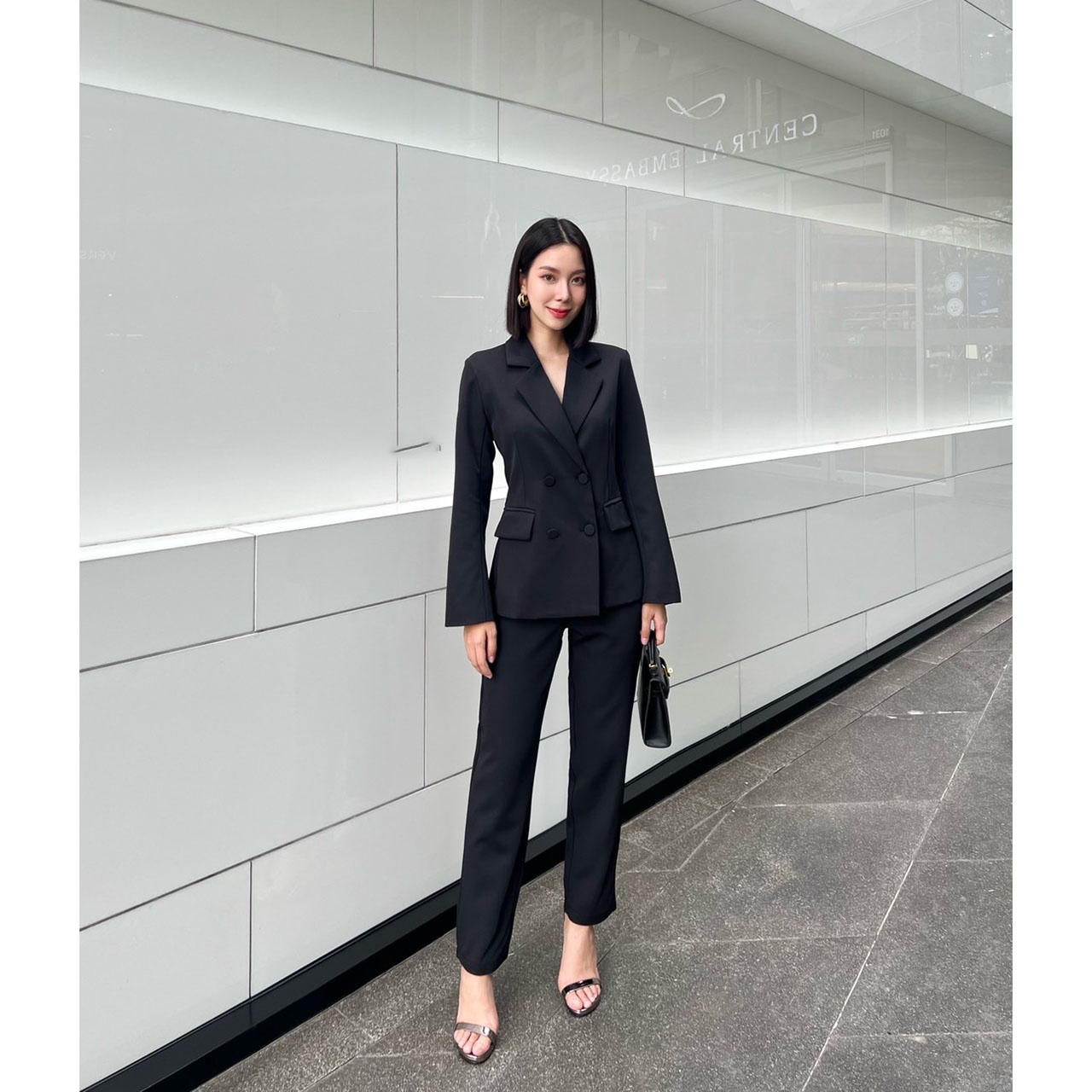 kudapy ชุดเซ็ทตัวเสื้อแต่งกระดุมด้านหน้า 4 เม็ด มีซับในทั้งชุด เย็บตีเกล็ดให้เข้ารูป ปลายแขนเสื้อแต่งกระดุม างเกงทรงกระบอกเล็ก 9 ส่วน ซิปกระดุมหน้า