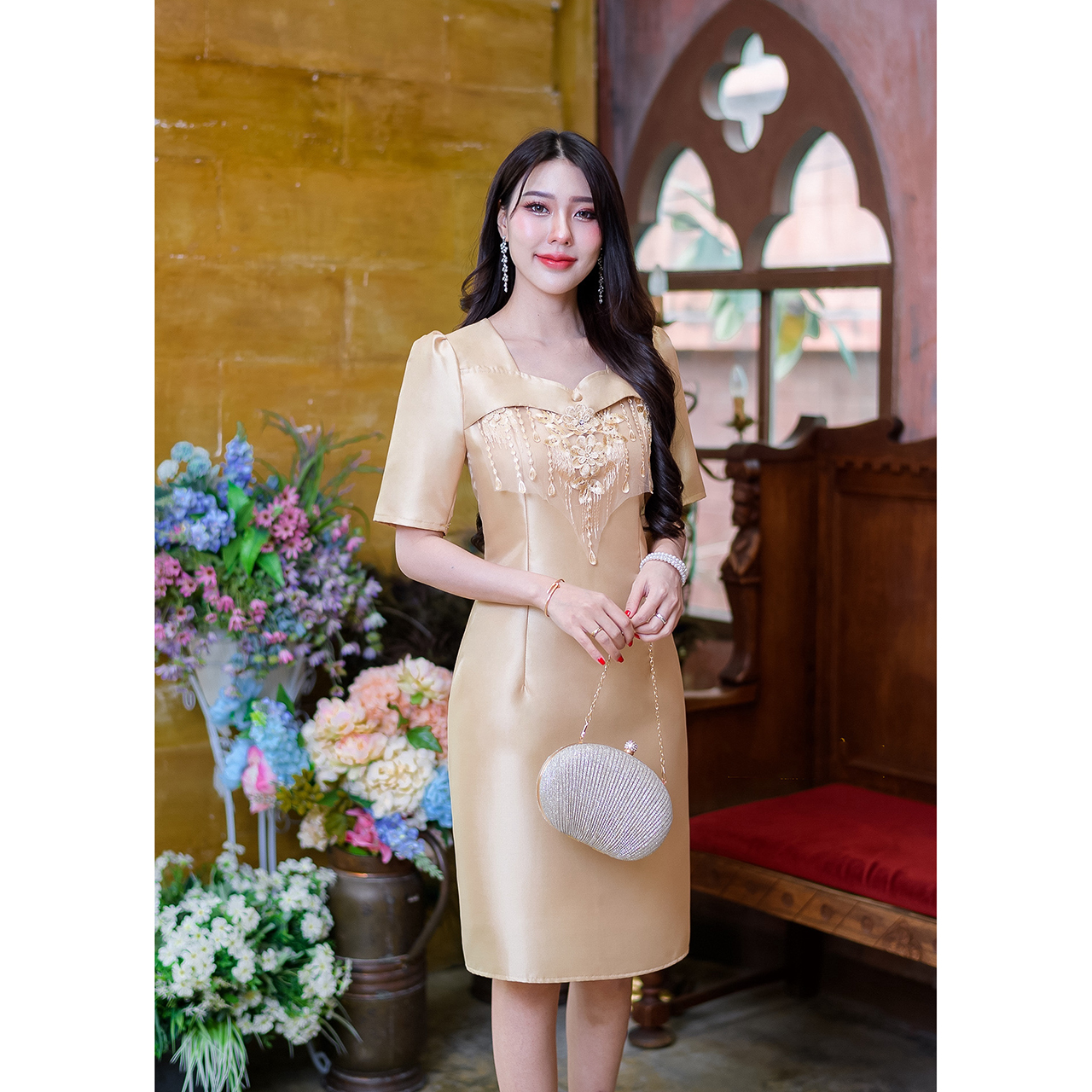 kudapy เดรสสั้นสีชมพูอ่อน/สีทอง ผ้าไหม คอเคิพ อกแต่งกระดุมปั้ม และแต่งดอกไม้ตกแต่งระบายด้านหน้า มีเพชรประดับเป็นเกสรดอกไม้