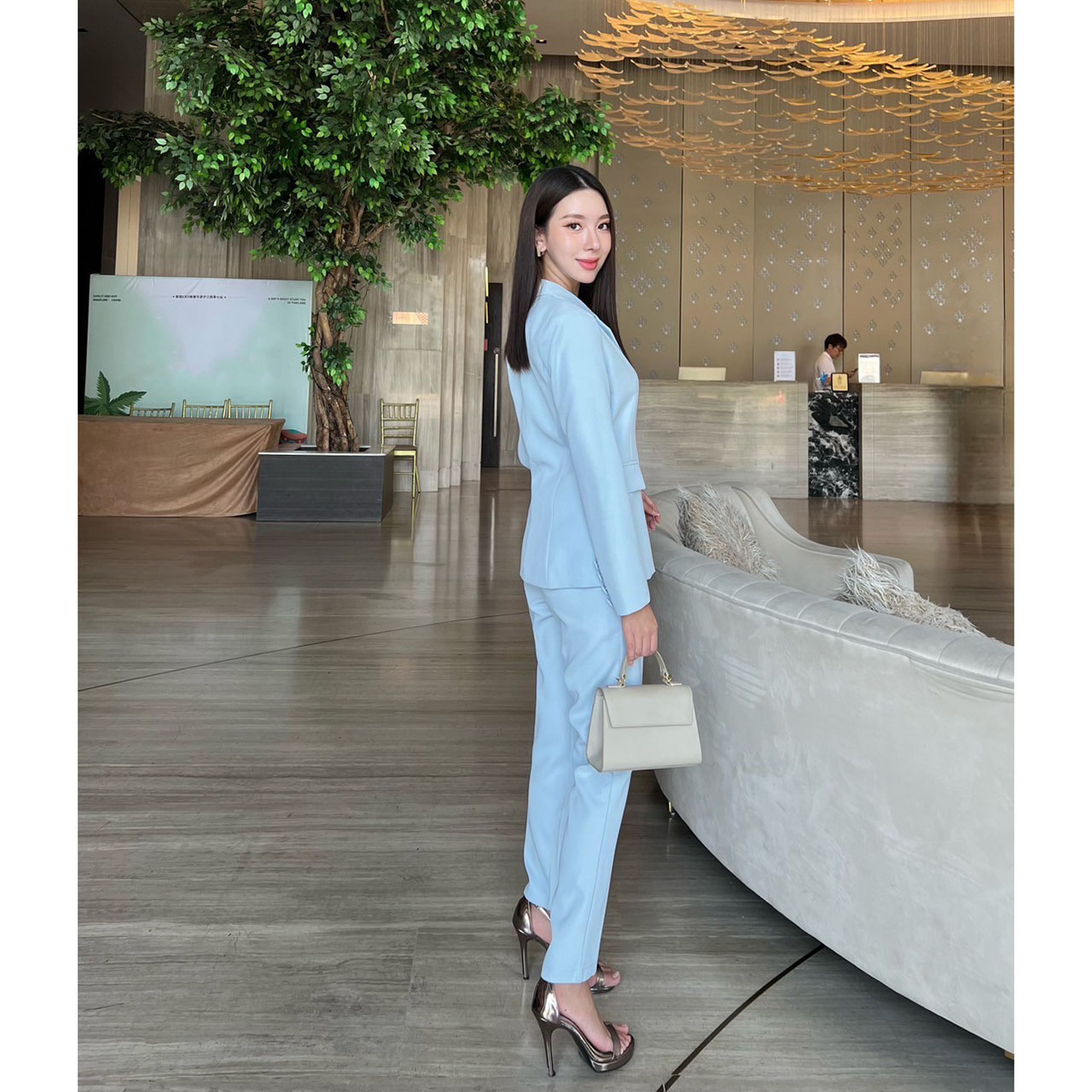 kudapy Setsuit สไตล์เกาหลี วเสื้อแต่งกระดุมด้านหน้า 4 เม็ด มีซับในทั้งชุด เย็บตีเกล็ดให้เข้ารูปสวย ปลายแขนเสื้อแต่งกระดุมให้ดูสวย