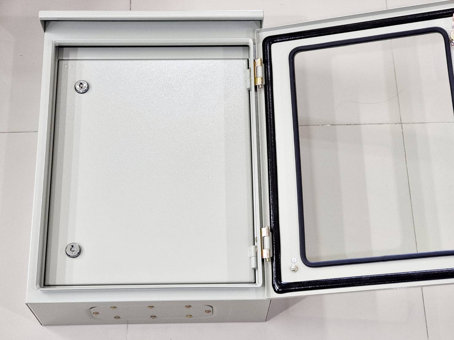 ตู้ดีซีคอมบายเนอร์ 8 สตริงสำหรับระบบโซล่าเซลล์เบรกเกอร์ซํนทรี 1000V DC combiner box 8string Ongrid, Hybrid, Offgrid system (ตู้กระจกสองชั้นกันน้ำแบบมีหลังคา IP45)