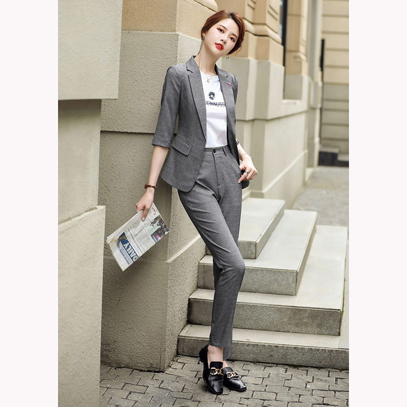 kudapy ชุดสูททำงานผู้หญิงสีเทาแขนสามส่วนพร้อมกางเกง จุดเด่นของชุดนี้คือสีชุดเน้นความสุภาพเรียบง่าย