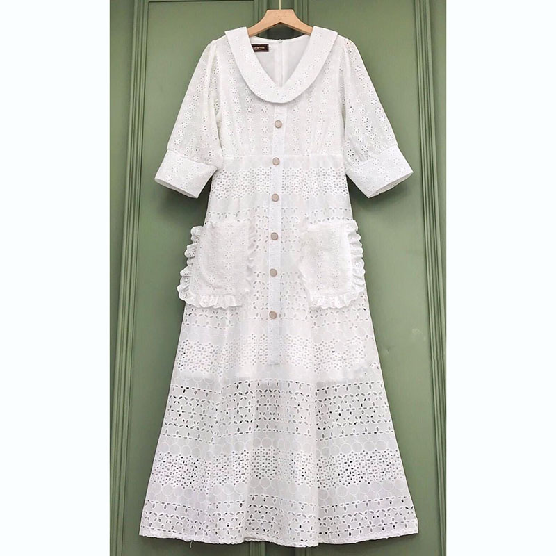 kudapy เดรสยาวสีขาว ลูกไม้คอตตอนปักฉลุ คอบัววี แขน 3 สวน แต่งกระเป๋าใหญ่
