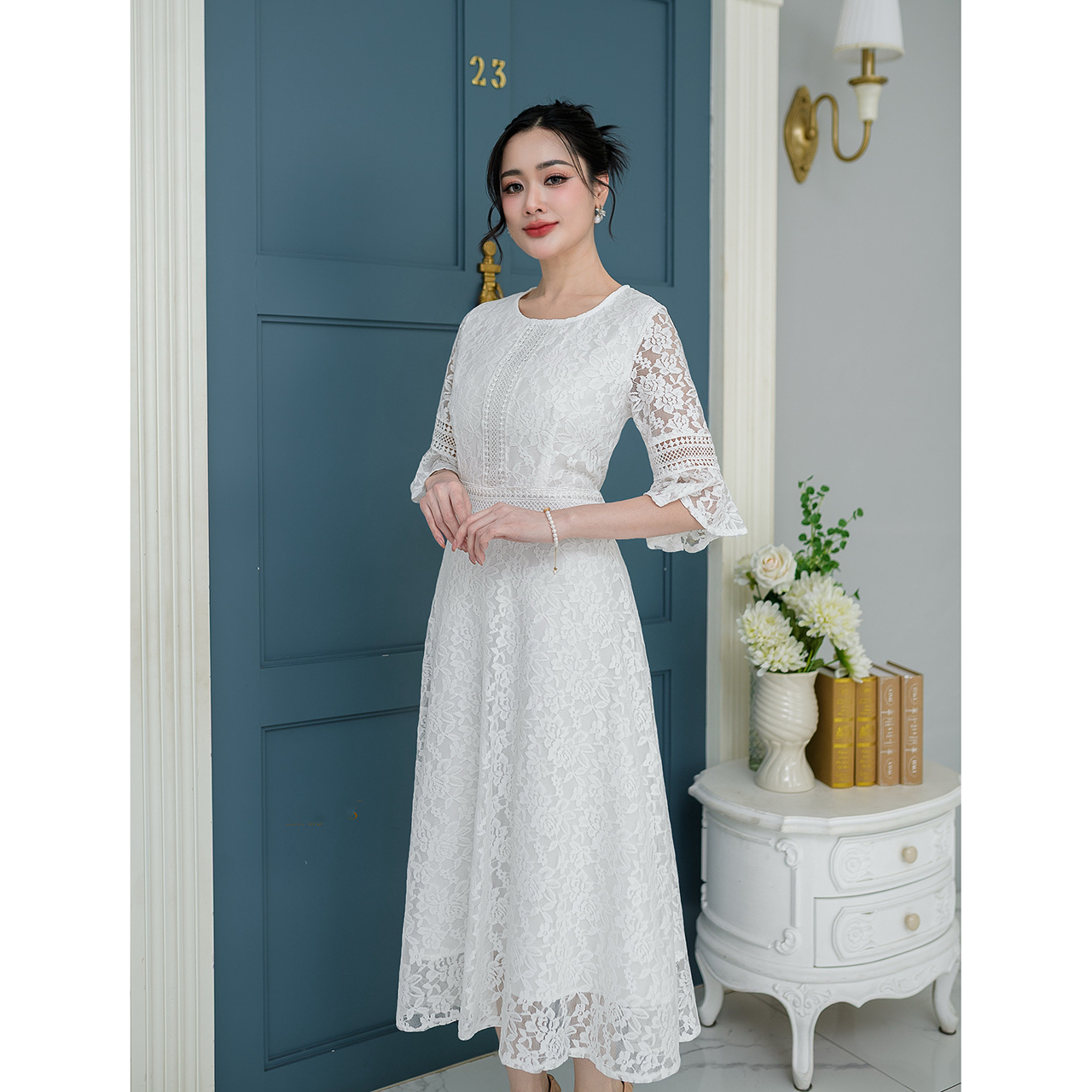 kudapy เดรสยาว ผ้าลูกไม้ลายดอก ดีไซน์แต่งคาดด้วยลูกไม้ช่วงเอว มีซับในทั้งชุด แต่งซิปหลัง