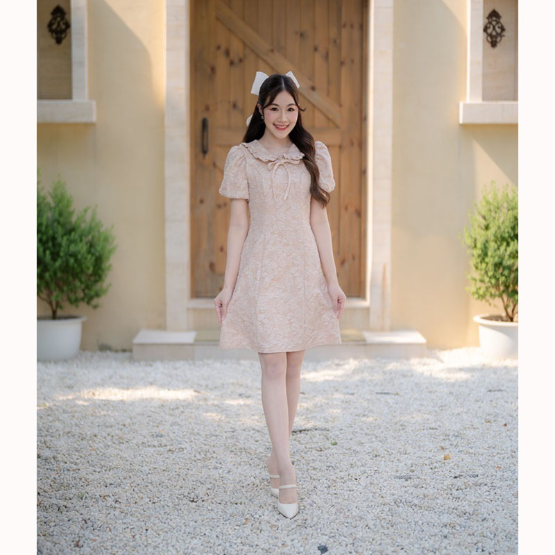 kudapy เดรสสั้นสีน้ำตาล/สีชมพู/สีขาว ทรงเข้ารูปกระโปรงบานผ้าอัดลายดอกนูน คอบัว แขนสม็อค ดีเทลผูกโบว์กลางอก น่ารักมาก