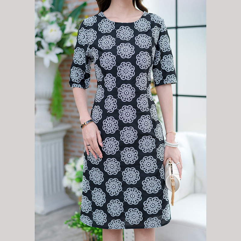 kudapy เดรสสั้นไปงานผ้าปักลายดอกไม้สีขาว,สีดำ ผ้าสวยงานปักแน่นสวยอย่างดีค่ะ ทรงเดรสเป็นทรงคอกลม แขนศอก มีซับในซิปหลัง