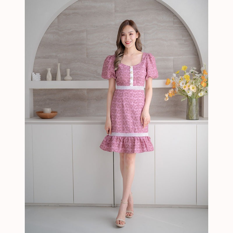 kudapy เดรสสั้นสีชมพู/สีขาว ผ้าอัดลายลูกไม้แต่งแขนตุ๊กตา ทรงเข้ารูป เบบี้ดอลสไตล์สาวเรียบร้อย ดีเทลเนี้ยบ