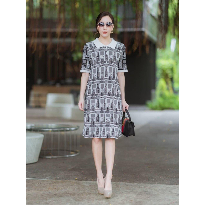 kudap เดรสคอปกผ้า knit สีขาวดำ/น้ำตาล แต่สีเรียบช่วงคอ ผ้านิ่มไม่หนา ใส่สบาย