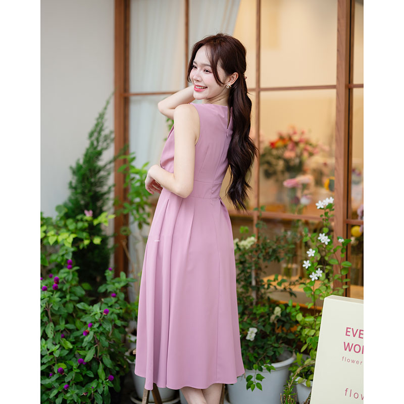 kudapy เดรสสั้นสีสีชมพูกลีบบัว/สีเขียว/สีส้มอิฐ/สีขาว/สีครีม มิดี้ ช่วงอกตีเกล็ด ติดกระดุมปั๊มเรียง 3 เม็ด คอวี ช่วงเอวทำขอบสูงเผื่อให้ดูมี shape ต่อด้วยกระโปรงทรงทวิสข้าง