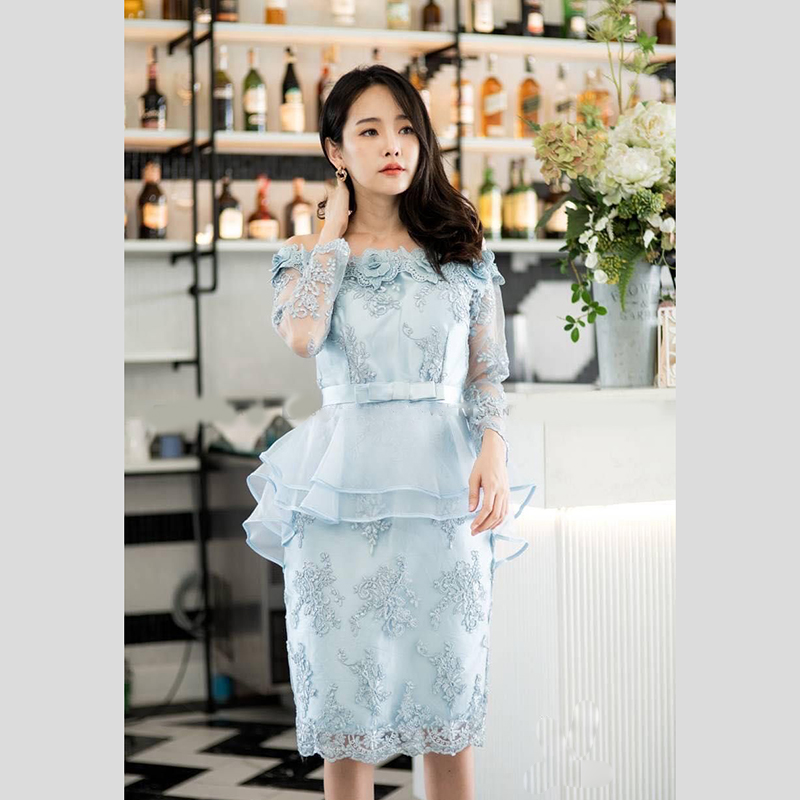 kudapy เดรสสั้นไปงานสีชมพู เดรสปาดไหล่ติดดอกลูกไม้รอบไหล่ เดรสเปิดไหล่ แต่งระบายเอวหน้าสั้นหลังยาว